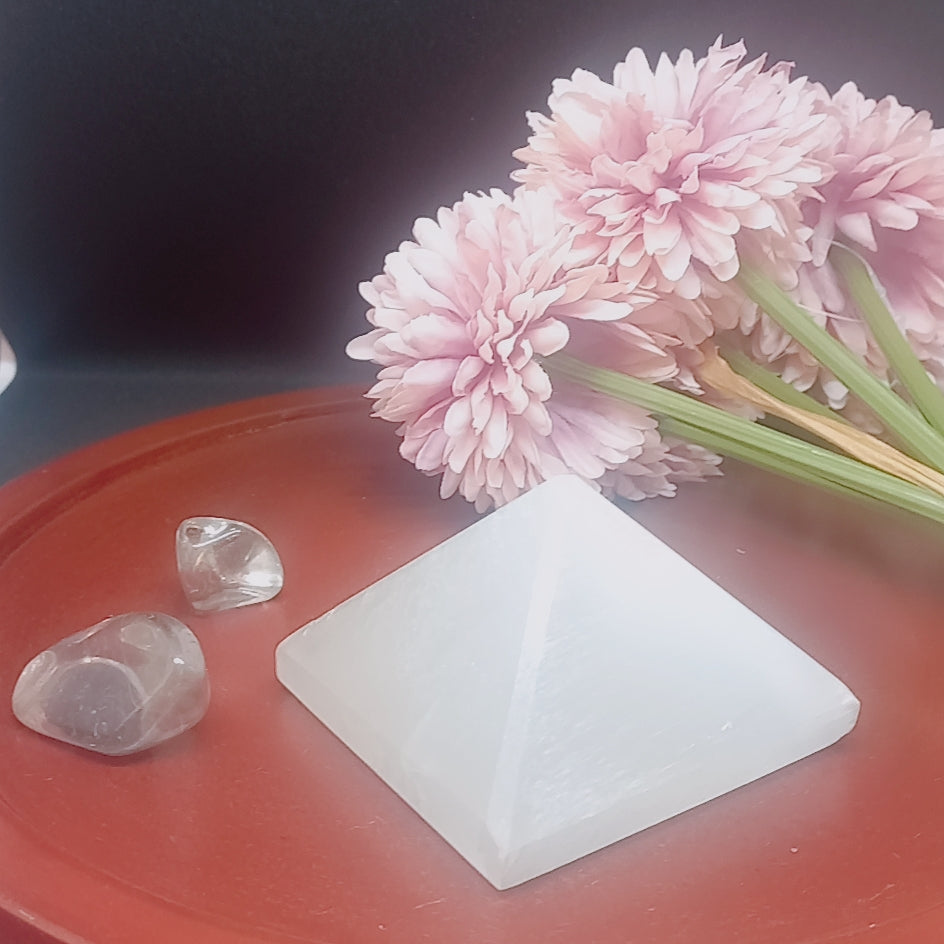 Selenite pyramid for cleanising